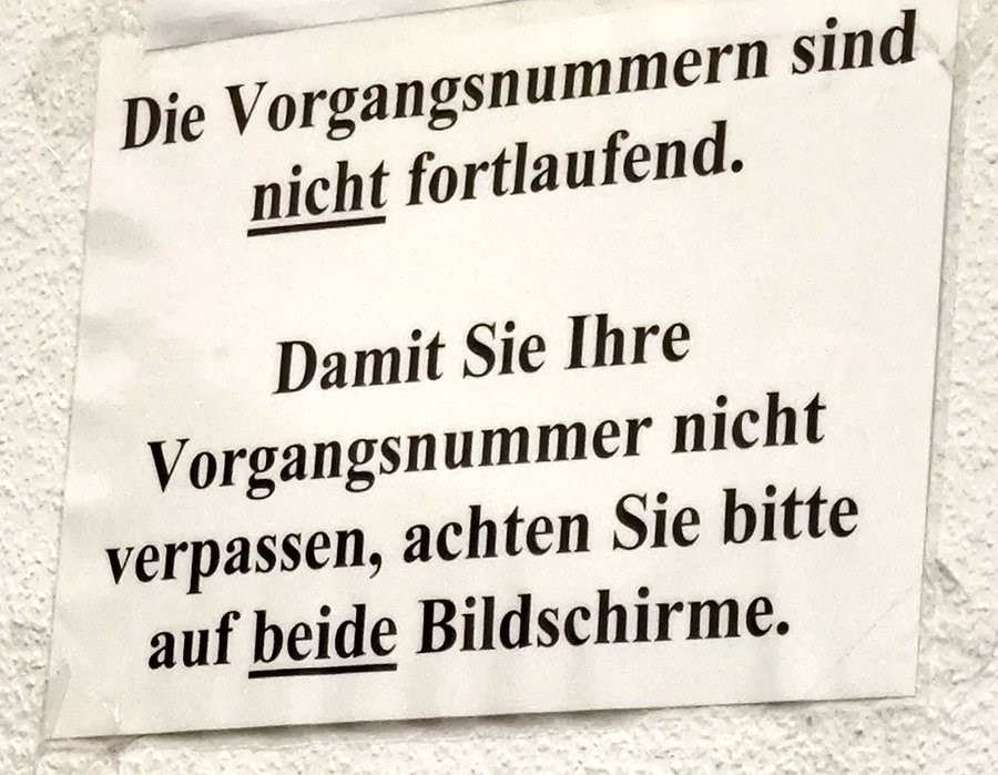 Symbolbild Bürokratie: "Die Vorgangsnummern sind nicht fortlaufend. Damit Sie Ihre Vorgangsnummer nicht verpassen, achten Sie bitte auf beide Bildschirme